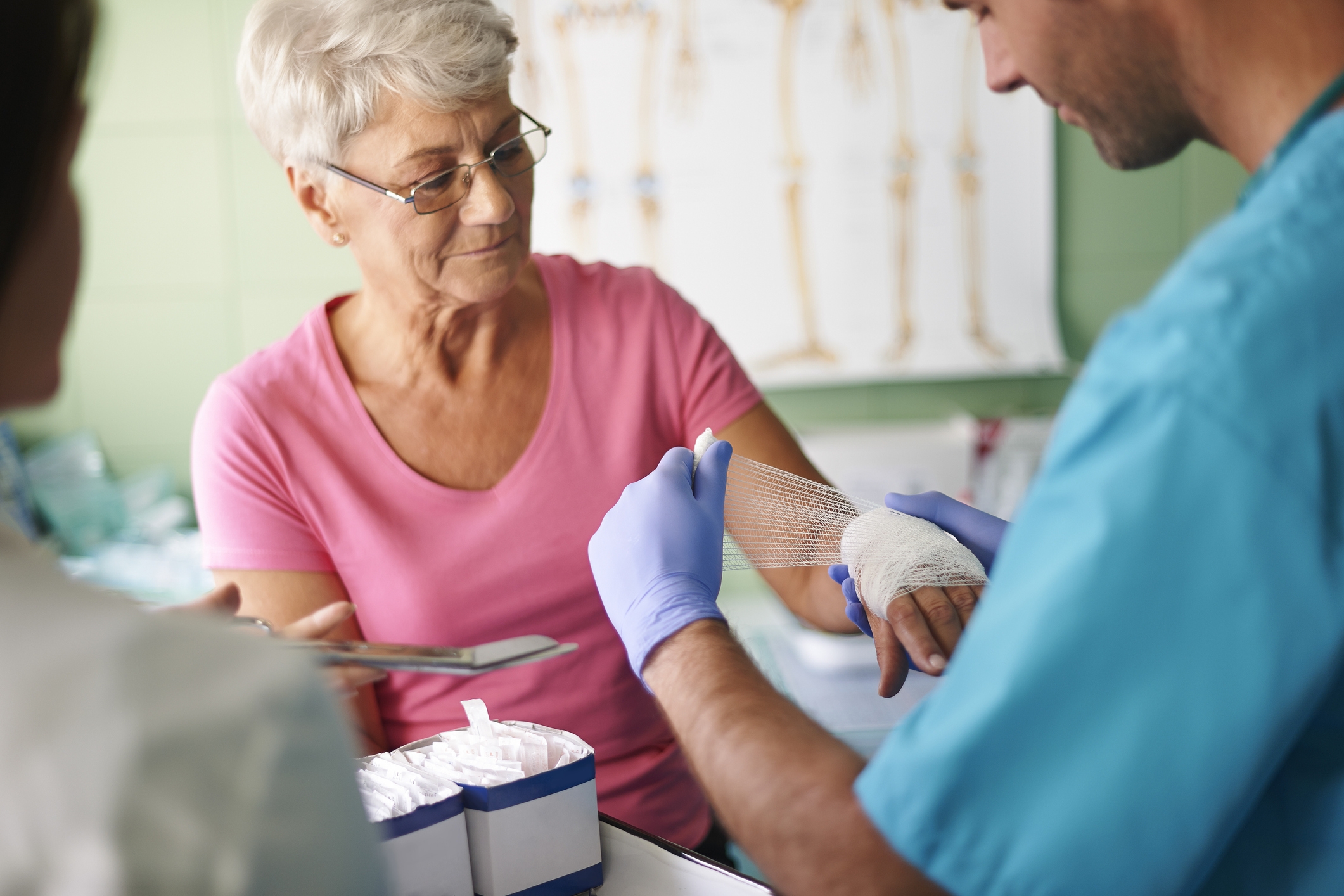 New York urgent care doctor dressing a woman's itchy wounds