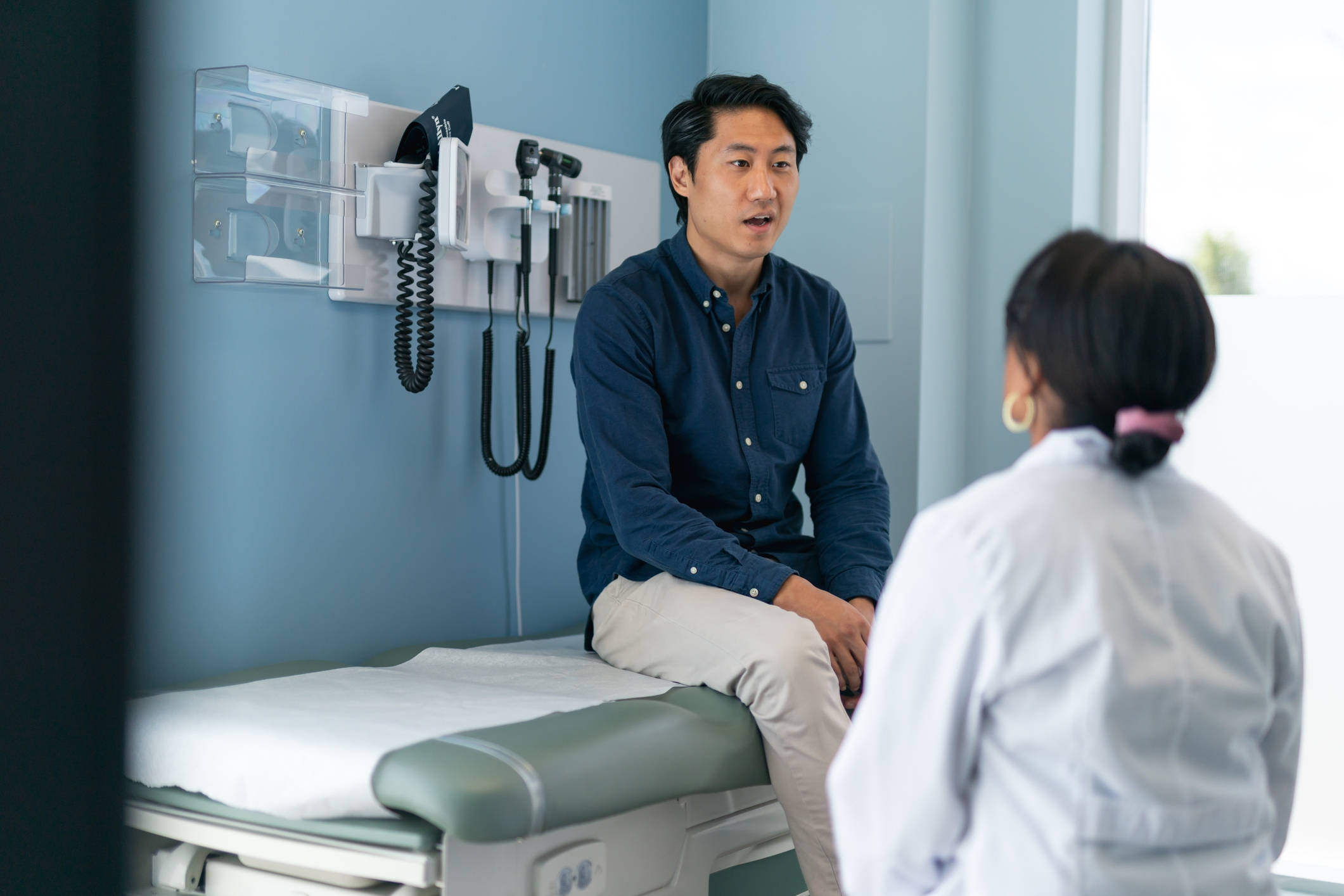 Male patient speaking with a female doctor.